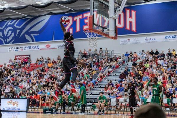 A Harlem Globetrotters player throws down a slam dunk during an event at 澳门线上赌博平台大学 in 2021